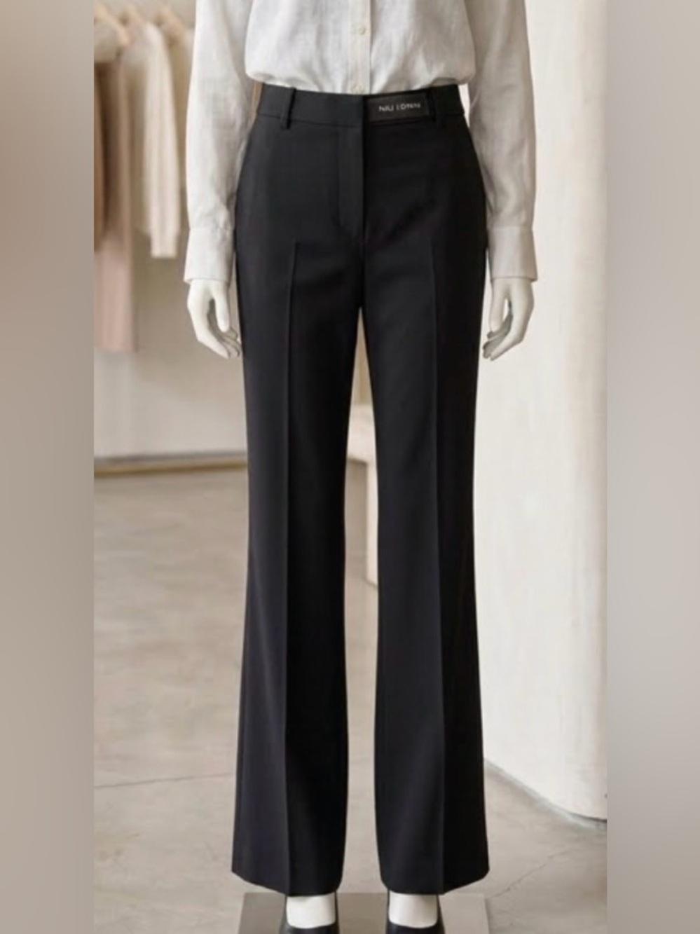 NILI LOTAN Tailored Flat-Front Trousers in Jet Black